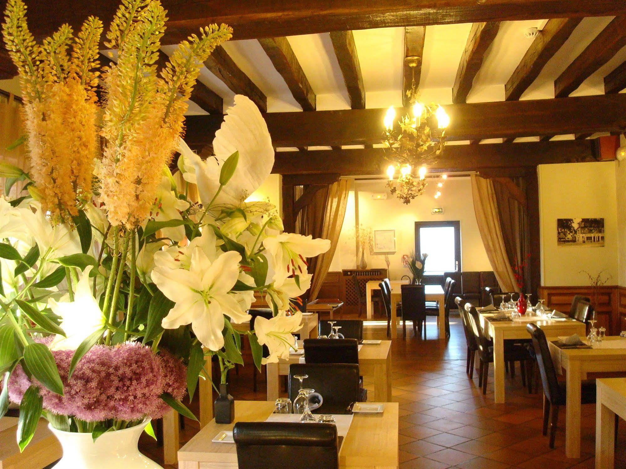 Logis Hotel La Foret Senonches Exteriér fotografie